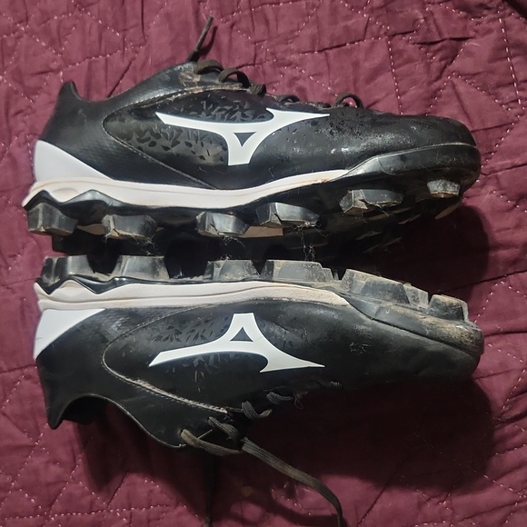 Womens size 10 baseball Cleats - Picture 2 of 4